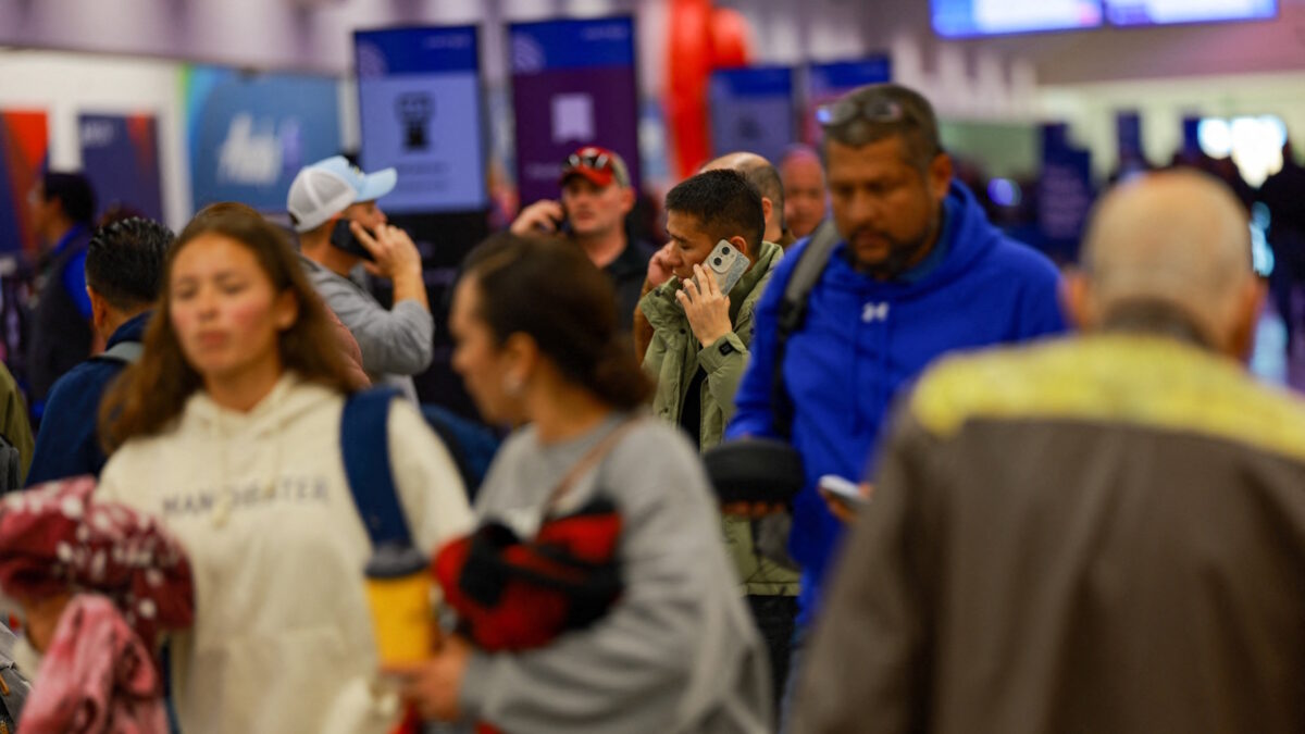 Επιβάτες σε σύγχυση μέσα στο αεροδρόμιο του Ελ Πάσο