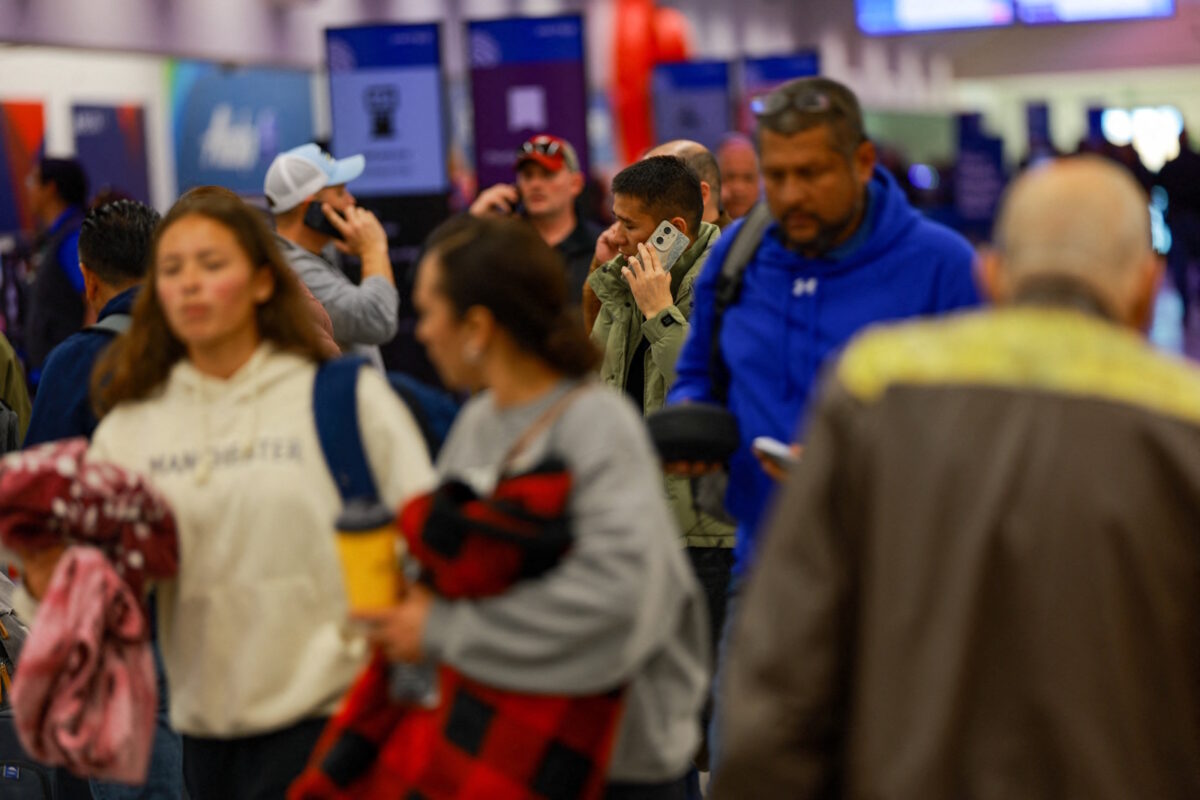Επιβάτες σε σύγχυση μέσα στο αεροδρόμιο του Ελ Πάσο