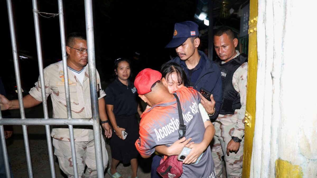 Κορίτσι επανενώνεται ε την οικογένειά του μετά την ομηρία σε σχολείο στην Ταϊλάνδη