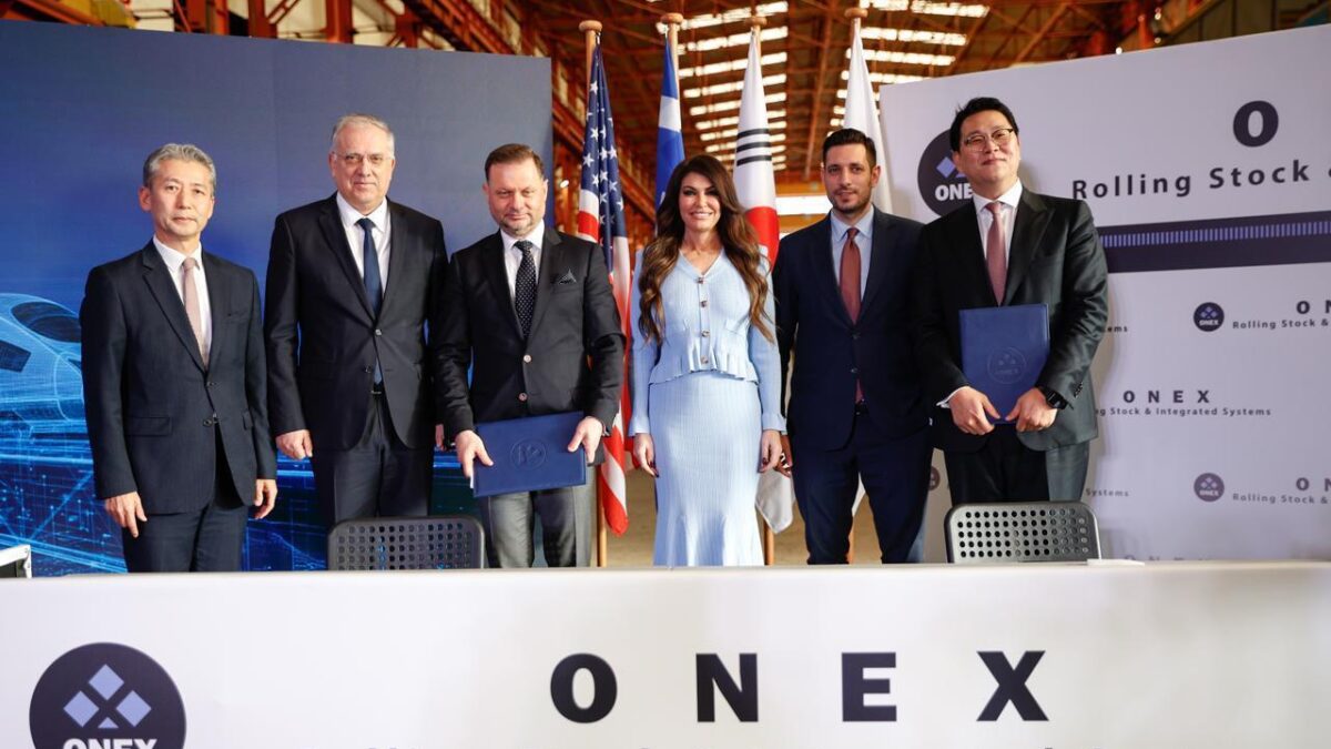 Ο υπουργός Ανάπτυξης Τάκης Θεοδωρικάκος, η πρέσβης των ΗΠΑ στην Ελλάδα Κίμπερλι Γκιλφόιλ παρευρίσκονται σε εκδήλωση για την υπογραφή της στρατηγικής συμφωνίας συνεργασίας της ONEX Rolling Stock & Integrated Systems με τη κορεατική εταιρεία Sung Shin Rolling Stock Technology, στα Ναυπηγεία Ελευσίνας