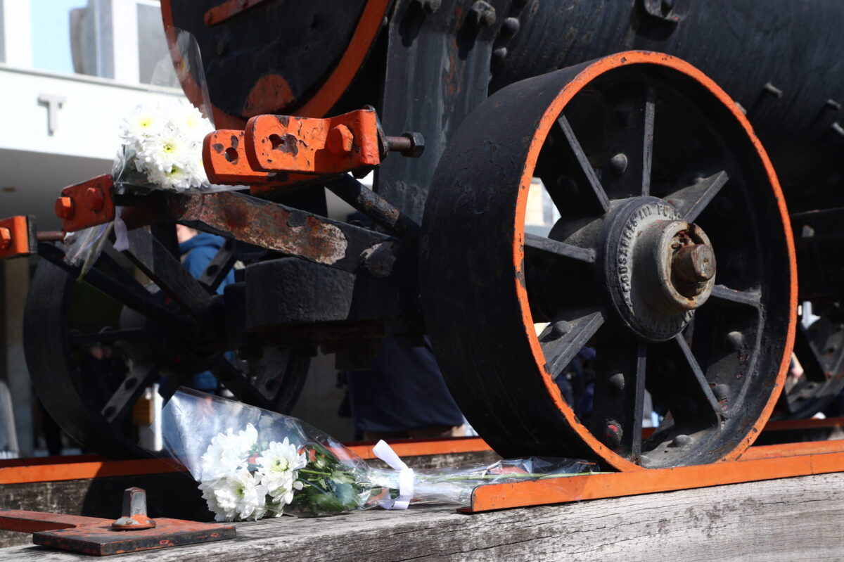 Συγκέντρωση στην Θεσσαλονίκη από συνδικάτα, ομοσπονδίες, σύλλογοι, ενώσεις, φορείς, οργανώσεις και κινήσεις πολιτών για τη συμπλήρωση τριών χρόνων από το σιδηροδρομικό δυστύχημα των Τεμπών, που στοίχισε τις ζωές 57 ανθρώπων. Σάββατο 28 Φεβρουαρίου 2026 (ΝΑΣΟΣ ΣΙΜΟΠΟΥΛΟΣ
