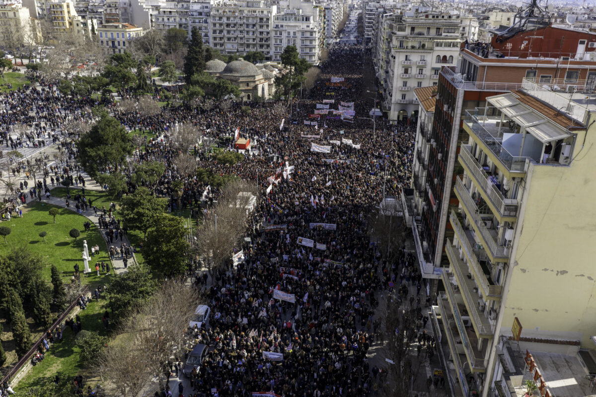 Συγκέντρωση στην Θεσσαλονίκη από συνδικάτα, ομοσπονδίες, σύλλογοι, ενώσεις, φορείς, οργανώσεις και κινήσεις πολιτών για τη συμπλήρωση τριών χρόνων από το σιδηροδρομικό δυστύχημα των Τεμπών, που στοίχισε τις ζωές 57 ανθρώπων. Σάββατο 28 Φεβρουαρίου 2026 (ΒΑΣΙΛΗΣ ΒΕΡΒΕΡΙΔΗΣ