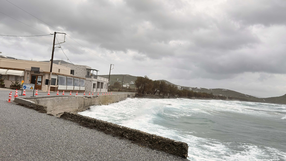 Καταστροφές από τη σφοδρή κακοκαιρία στην Τήνο