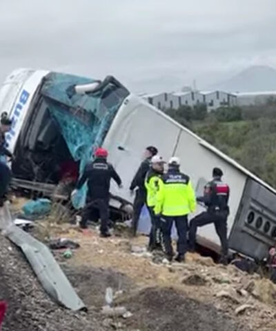 Τουρκία: Τροχαίο με 8 νεκρούς και 26 τραυματίες στην Αττάλεια – Οι πρώτες εικόνες από το σημείο