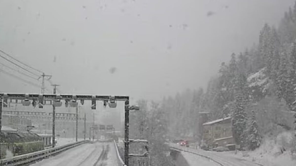 Εκτροχιάστηκε τρένο στην Ελβετία με 80 επιβάτες από χιονοστιβάδα, πληροφορίες για τραυματίες