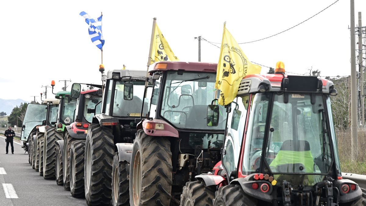 Σταθμευμένα τρακτέρ στα διόδια των Αφιδνών