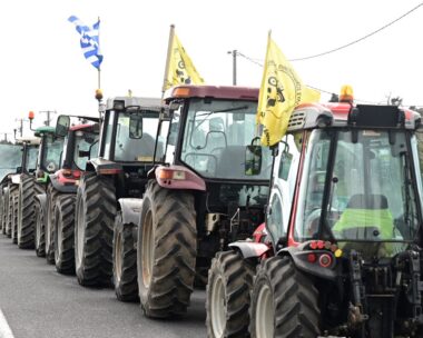 Σταθμευμένα τρακτέρ στα διόδια των Αφιδνών