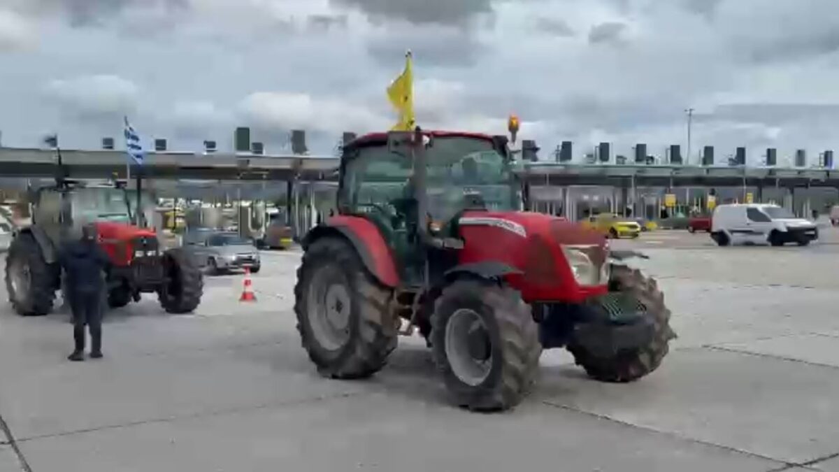Τα πρώτα τρακτέρ των αγροτών περνούν τα διόδια στις Αφίδνες στον δρόμο για το Σύνταγμα