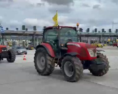 Τα πρώτα τρακτέρ των αγροτών περνούν τα διόδια στις Αφίδνες στον δρόμο για το Σύνταγμα