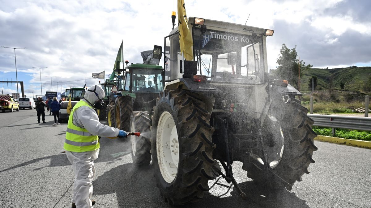 Απολύμανση των τρακτέρ που έχουν φτάσει στις Αφίδνες