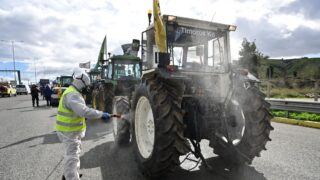 Απολύμανση των τρακτέρ που έχουν φτάσει στις Αφίδνες