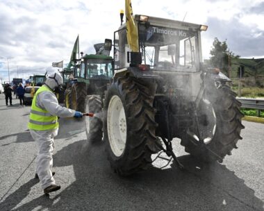 Απολύμανση των τρακτέρ που έχουν φτάσει στις Αφίδνες