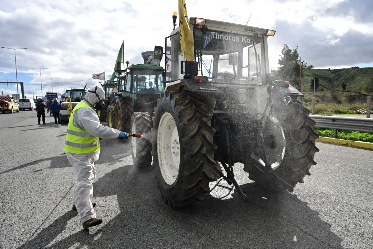Απολύμανση των τρακτέρ που έχουν φτάσει στις Αφίδνες