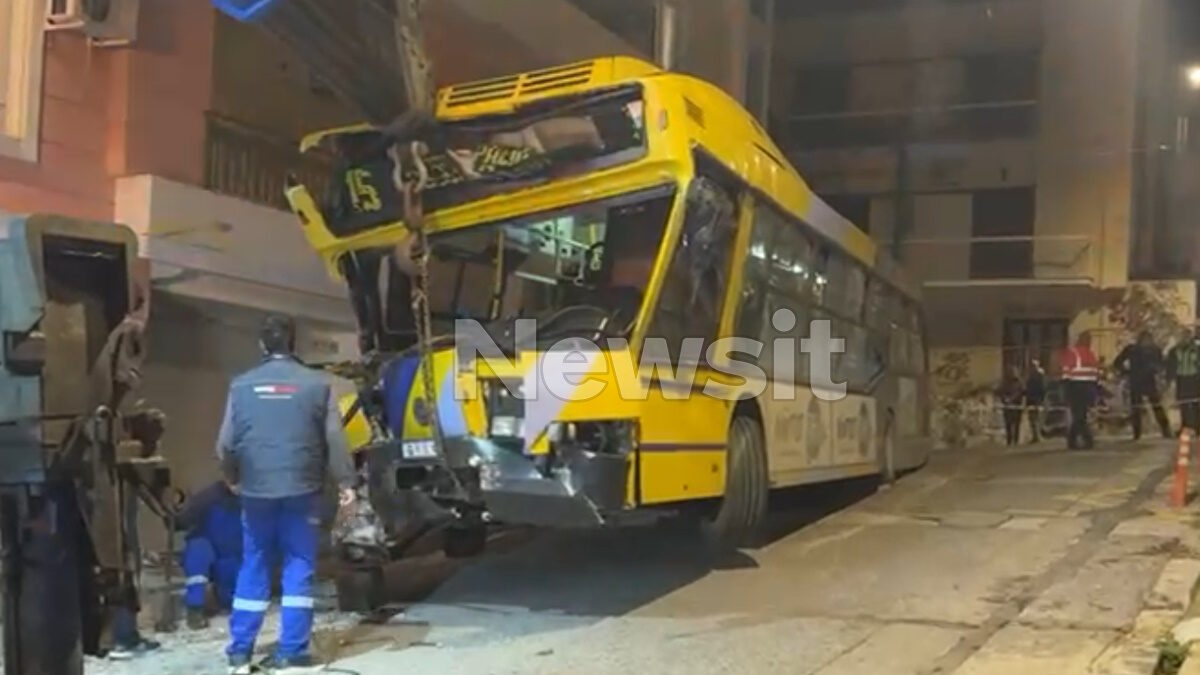 Τρόλεϊ έπεσε σε πολυκατοικία στα Πετράλωνα