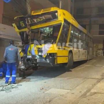 Τρόλεϊ έπεσε σε πολυκατοικία στα Πετράλωνα