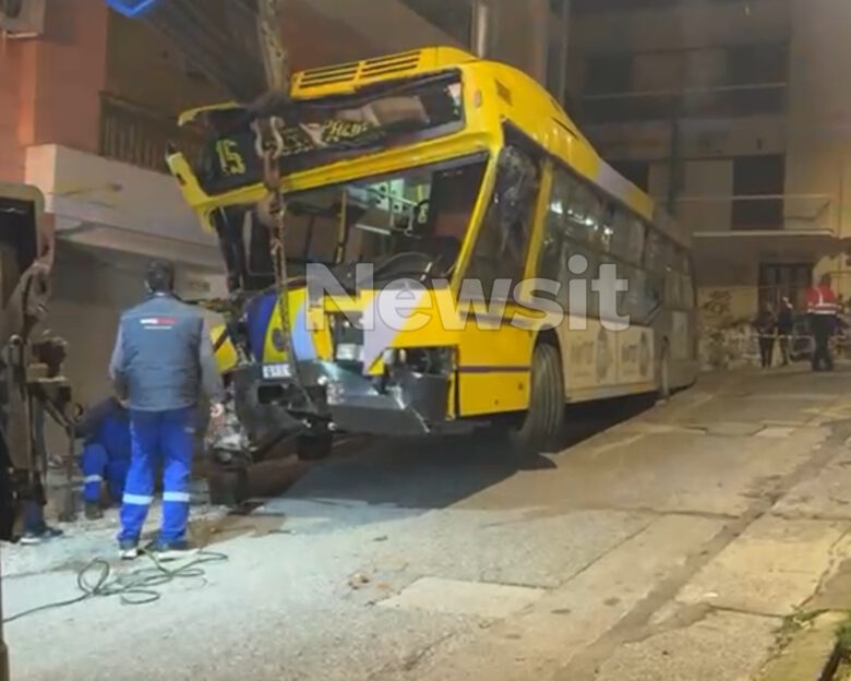 Τρόλεϊ έπεσε σε πολυκατοικία στα Πετράλωνα