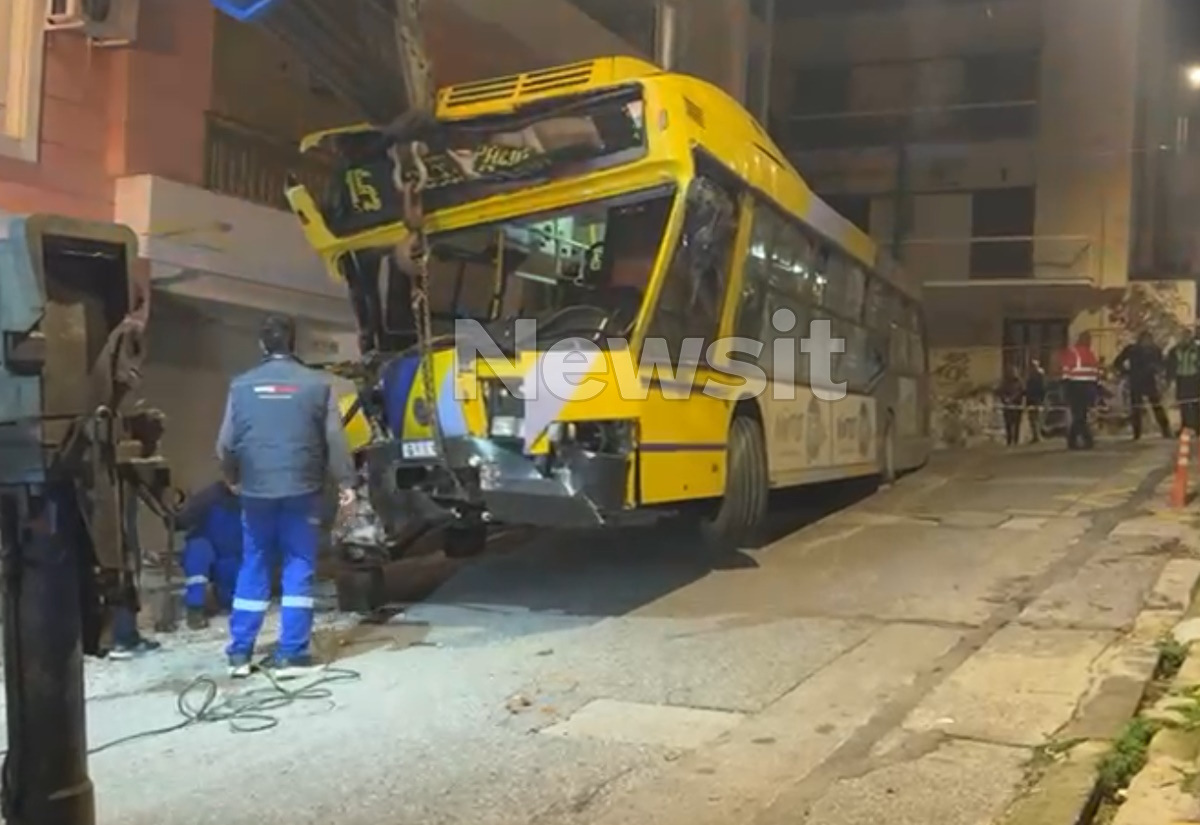 Τρόλεϊ έπεσε σε πολυκατοικία στα Πετράλωνα