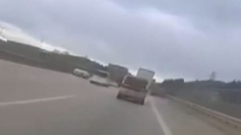 Αυτοκίνητο σε δρόμο