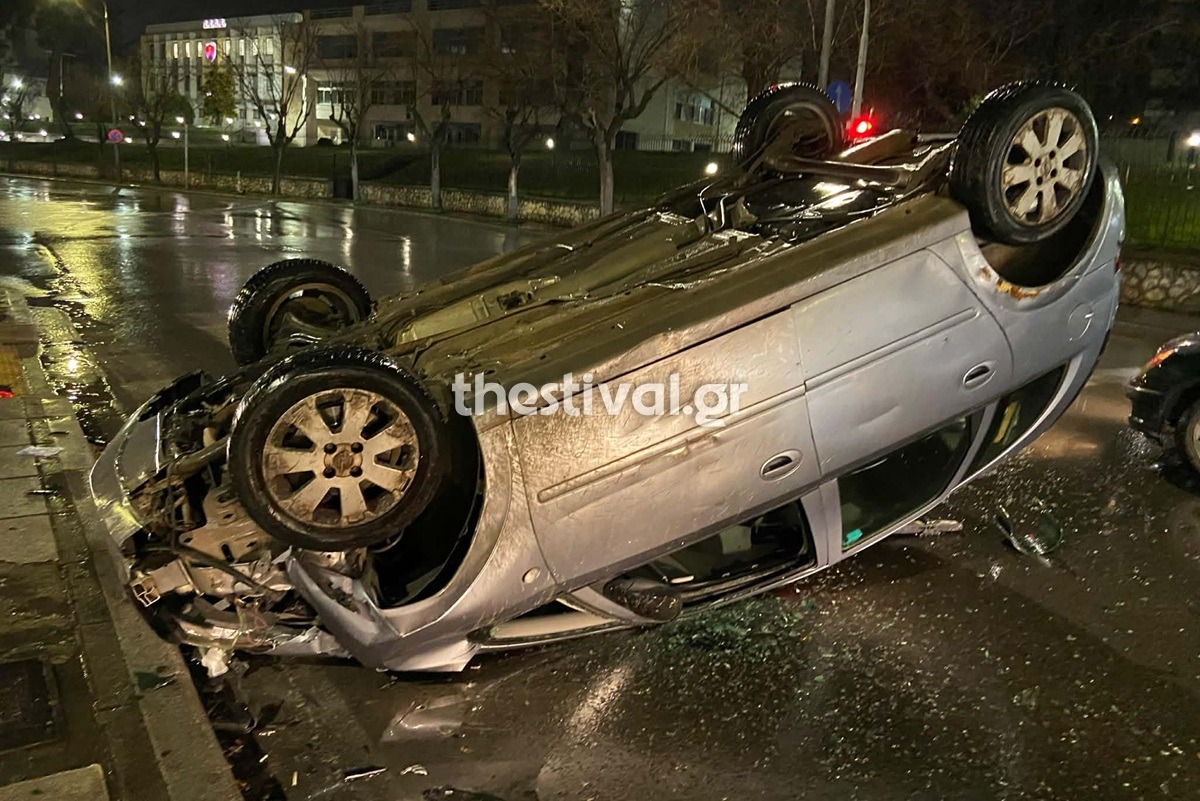 Σοβαρό τροχαίο στη Θεσσαλονίκη: Αυτοκίνητο καρφώθηκε σε φανάρι και τούμπαρε – Στο νοσοκομείο ο οδηγός