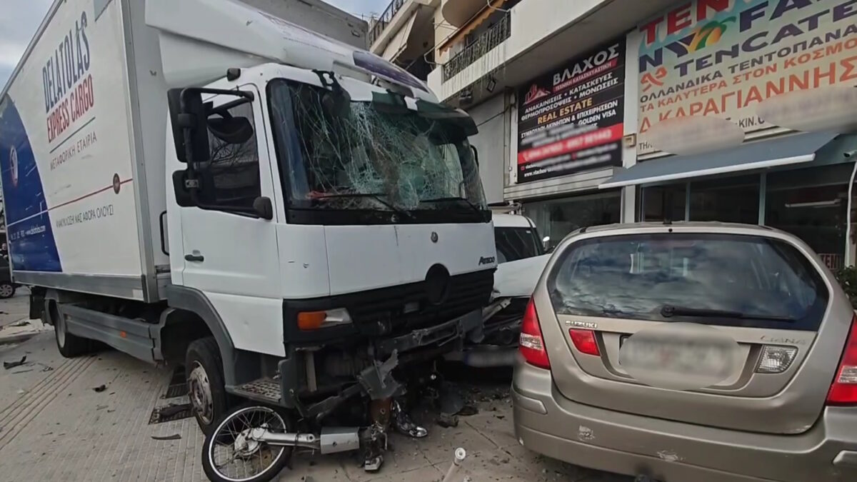 Θηβών: Φορτηγό καρφώθηκε σε παρκαρισμένα αυτοκίνητα στο ύψος του Αιγάλεω – Στο νοσοκομείο 3 τραυματίες