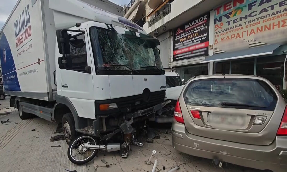 Θηβών: Φορτηγό καρφώθηκε σε παρκαρισμένα αυτοκίνητα στο ύψος του Αιγάλεω – Στο νοσοκομείο 3 τραυματίες