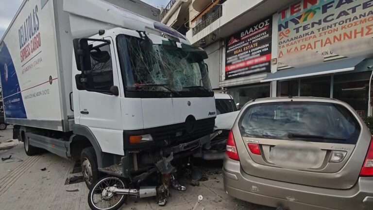 Θηβών: Φορτηγό καρφώθηκε σε παρκαρισμένα αυτοκίνητα στο ύψος του Αιγάλεω – Στο νοσοκομείο 3 τραυματίες