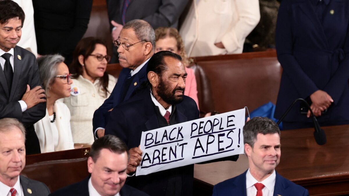 Ο Δημοκρατικός βουλευτής σηκώνει πλακάτ την ώρα της ομιλίας Τραμπ