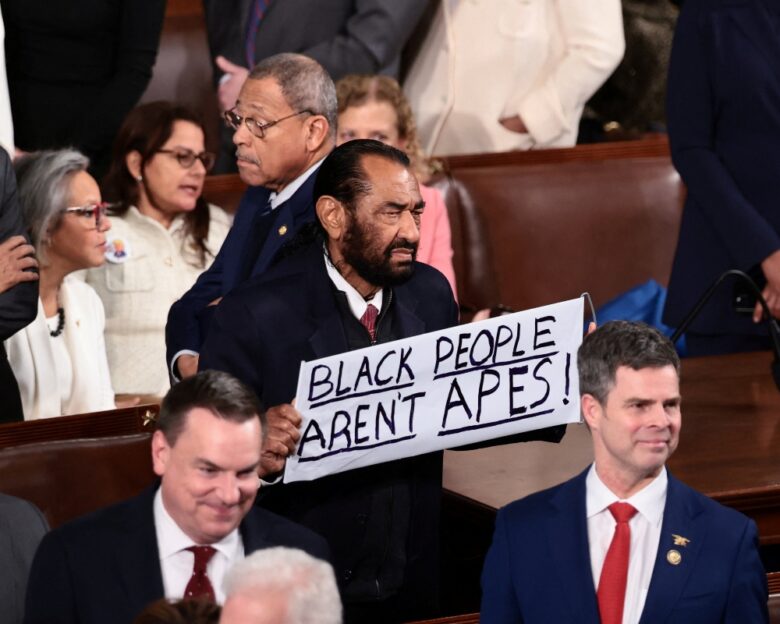 Ο Δημοκρατικός βουλευτής σηκώνει πλακάτ την ώρα της ομιλίας Τραμπ