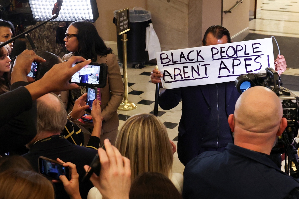 Ο Δημοκρατικός βουλευτής σηκώνει πλακάτ την ώρα της ομιλίας Τραμπ