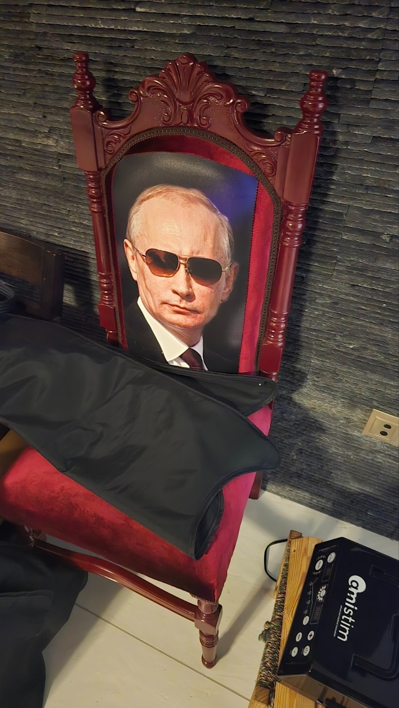 Ο «θρόνος» με το πρόσωπο του Βλαντίμιρ Πούτιν