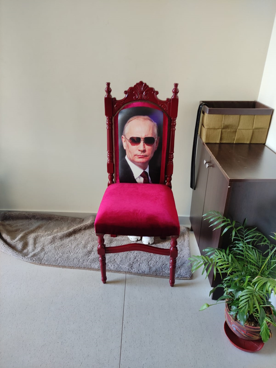 Ο «θρόνος» με το πρόσωπο του Βλαντίμιρ Πούτιν