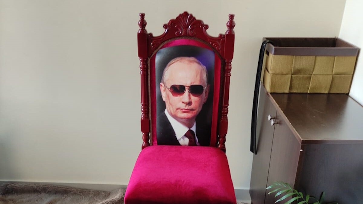 Ο «θρόνος» με το πρόσωπο του Βλαντίμιρ Πούτιν