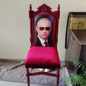 Ο «θρόνος» με το πρόσωπο του Βλαντίμιρ Πούτιν
