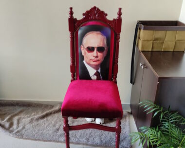 Ο «θρόνος» με το πρόσωπο του Βλαντίμιρ Πούτιν