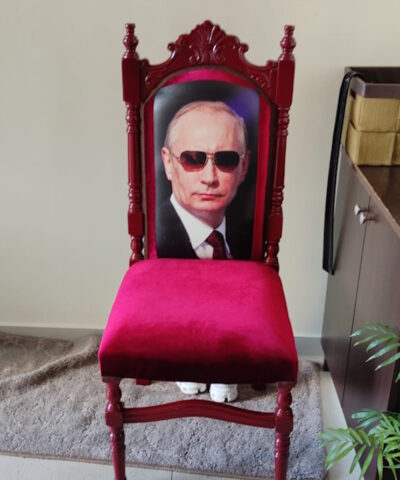 Ο «θρόνος» με το πρόσωπο του Βλαντίμιρ Πούτιν