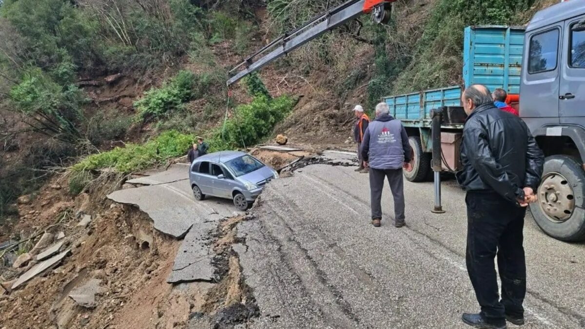 Τζουμέρκα: Καθίζηση 60 μέτρων σε επαρχιακό δρόμο – Υποχώρησε και αυτοκίνητο, από θαύμα δεν τραυματίστηκαν οι επιβάτες