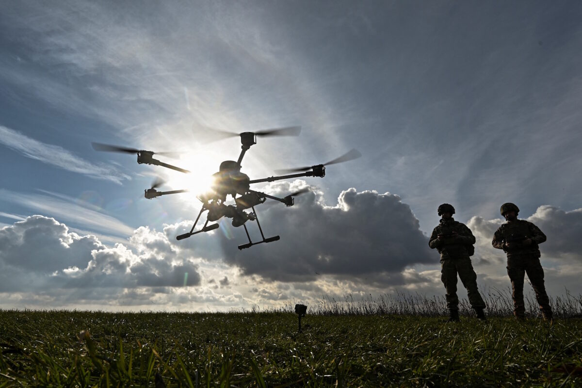 Ουκρανός στρατιώτης χειρίζεται drone