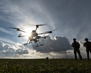 Ουκρανός στρατιώτης χειρίζεται drone