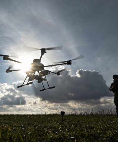 Ουκρανός στρατιώτης χειρίζεται drone