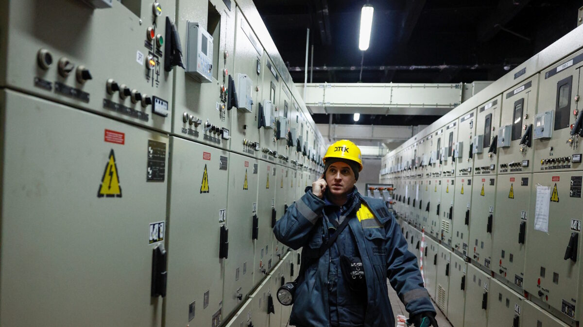 Εργαζόμενος σε σταθμό παραγωγής ηλεκτρικής ενέργειας