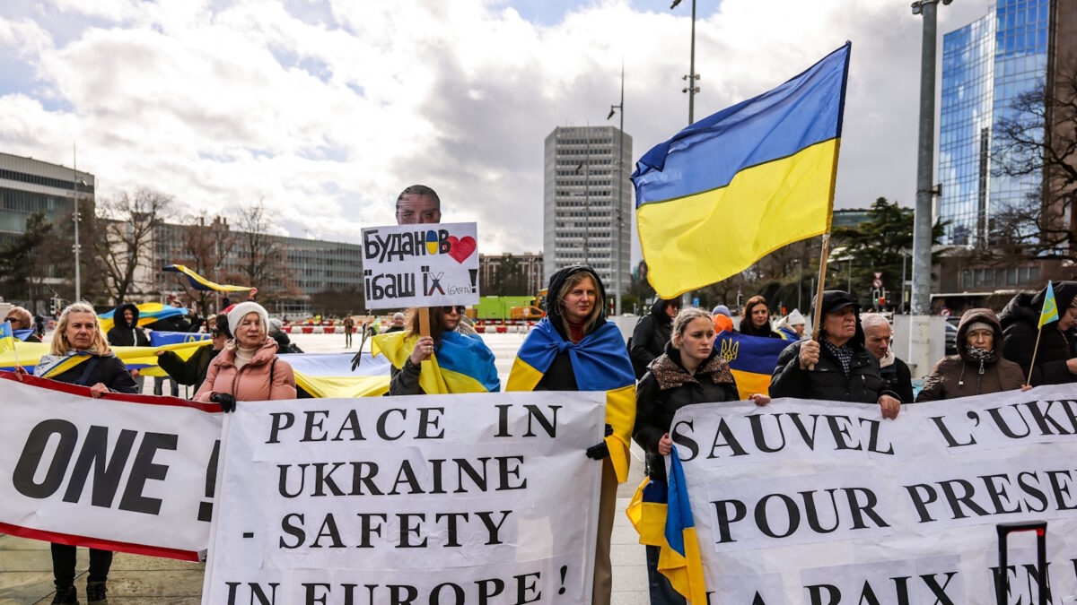 Διαδηλωτές στην Γενεύη την ώρα των διαπραγματεύσεων Ρωσίας και Ουκρανίας