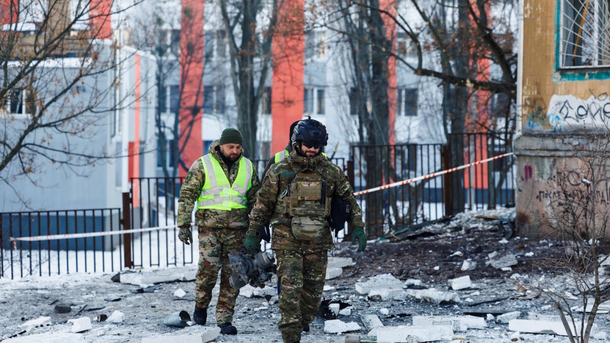 Ουκρανοί στρατιώτες στο Κίεβο μετά τις ρωσικές επιθέσεις