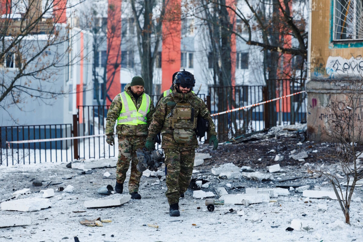 Ουκρανοί στρατιώτες στο Κίεβο μετά τις ρωσικές επιθέσεις