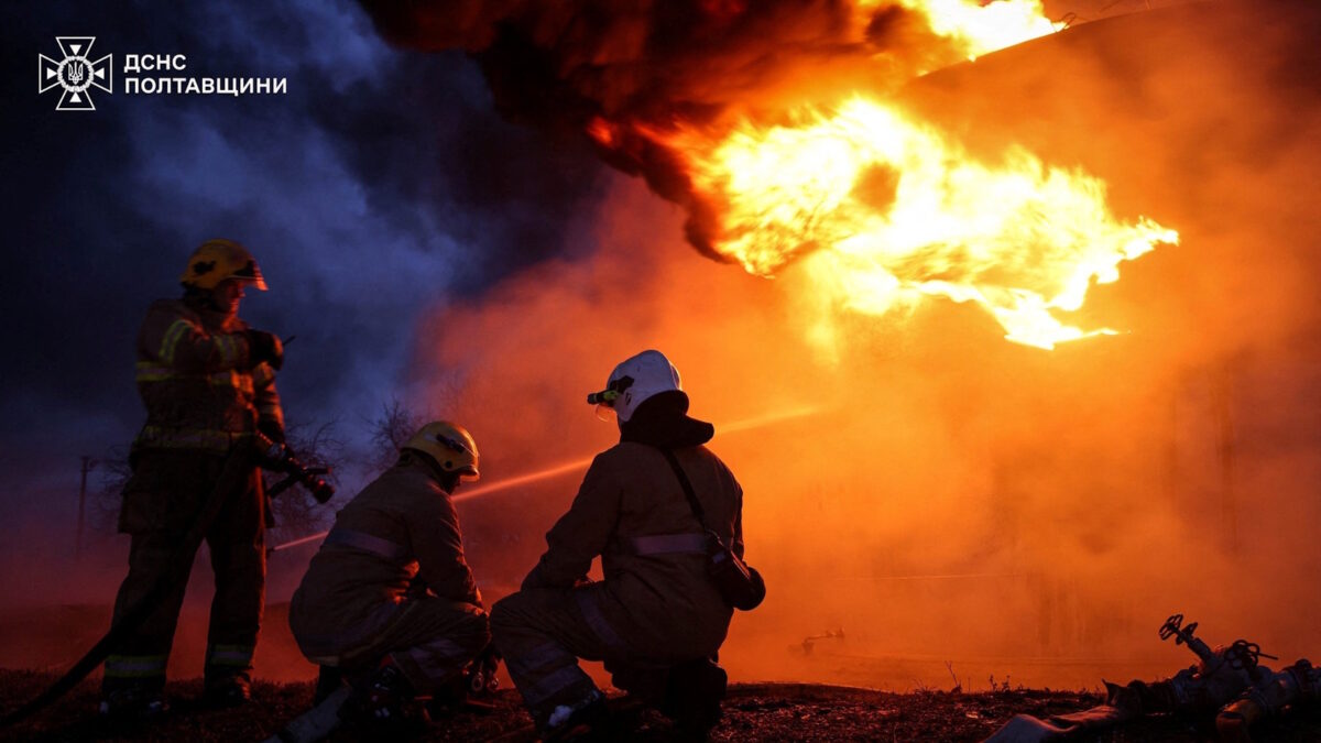Ουυκρανοί πυροσβέστες σβήνουν φωτιά μετά από ρωσική πυραυλική επίθεση