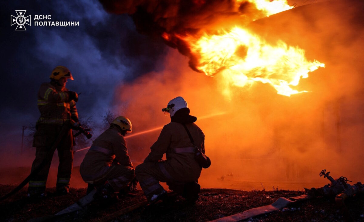 Ουυκρανοί πυροσβέστες σβήνουν φωτιά μετά από ρωσική πυραυλική επίθεση