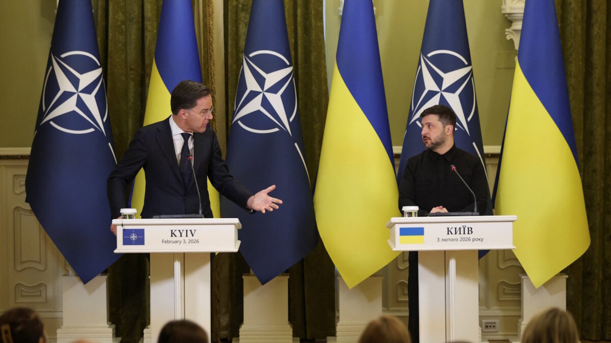 Ο Μαρκ Ρούτε με τον Βολοντίμιρ Ζελένσκι