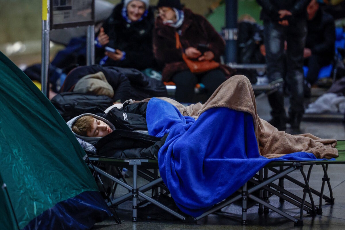 Ουκρανοί κοιμούνται σε υπόγεια καταφύγια εν μέσω ρωσικής πυραυλικής επίθεσης στο Κίεβο