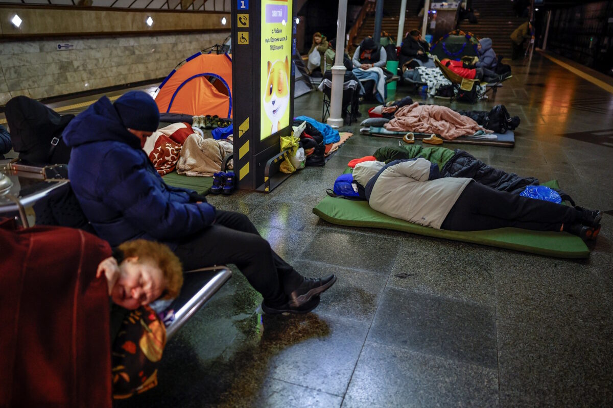 Ουκρανοί κοιμούνται σε υπόγεια καταφύγια εν μέσω ρωσικής πυραυλικής επίθεσης στο Κίεβο