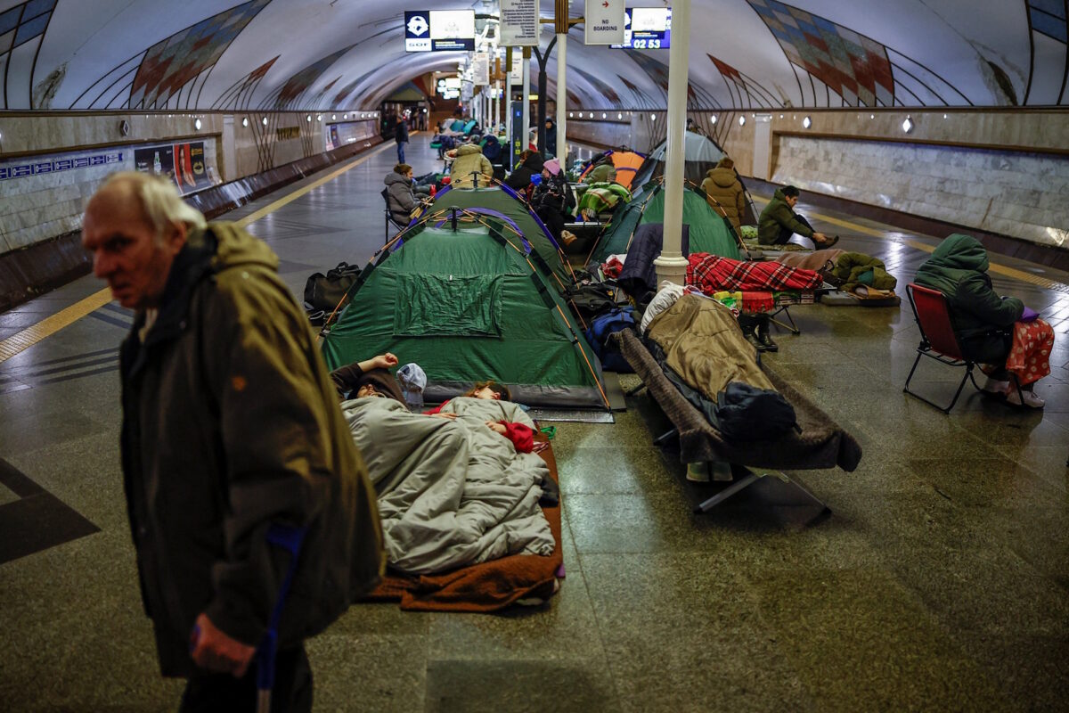 Ουκρανοί κοιμούνται σε υπόγεια καταφύγια εν μέσω ρωσικής πυραυλικής επίθεσης στο Κίεβο