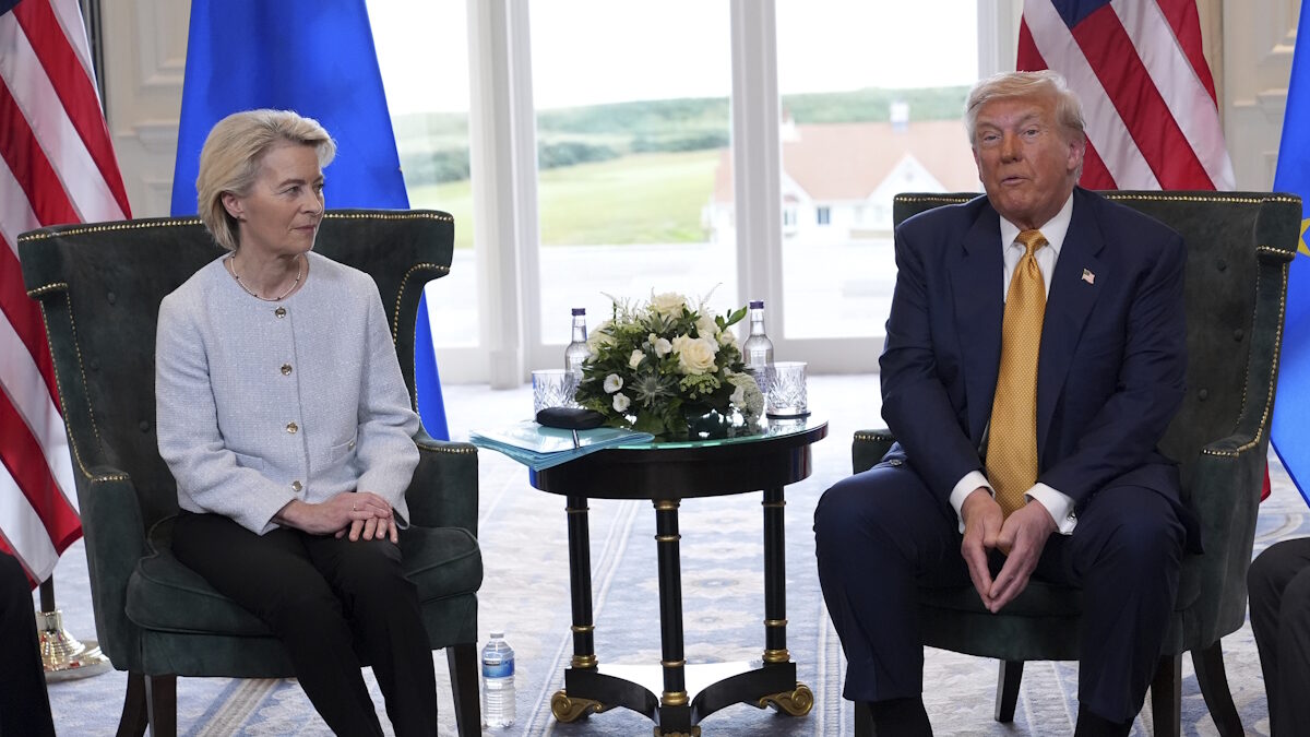 Ο Αμερικανός πρόεδρος Ντόναλντ Τραμπ σε συνάντηση με την πρόεδρο της Ευρωπαϊκής Επιτροπής Ούρσουλα φον ντερ Λάιεν